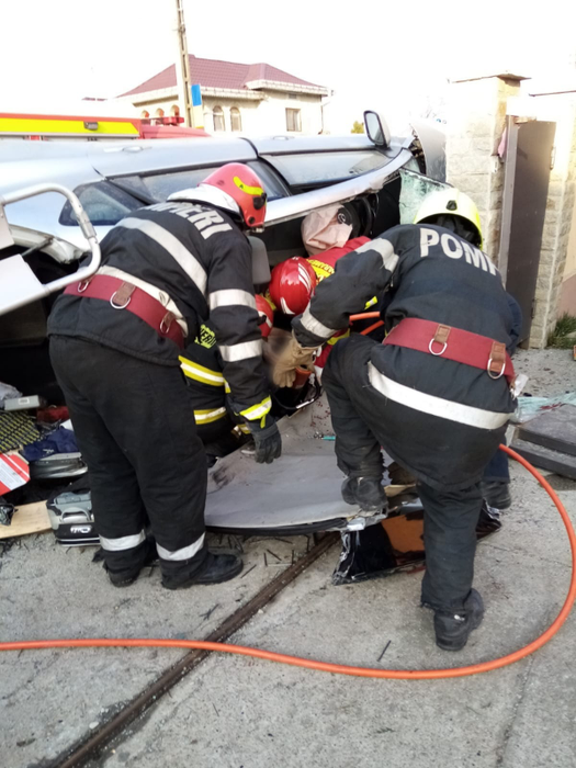Grav accident de circulație în Suceava. O mașină a intrat într-un cap de pod, iar o persoană a decedat