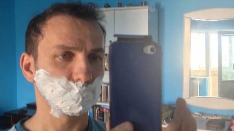 Pitipoancele ar fi invidioase pe Mihai Traistariu. Artistul adora sa se pozeze in oglinda, imbracat in chiloti, prosop sau halat