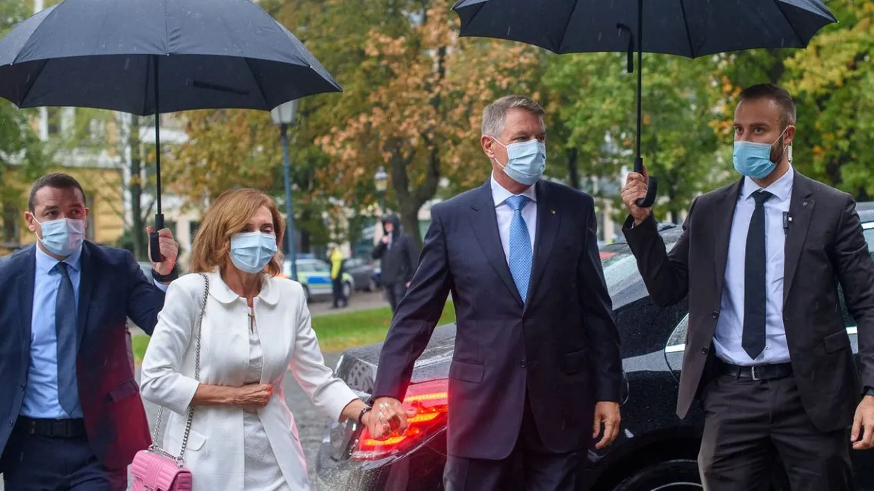 Cât a costat ținuta pe care Carmen Iohannis a purtat-o în ziua de Paște. Prima Doamnă a fost foarte elegantă