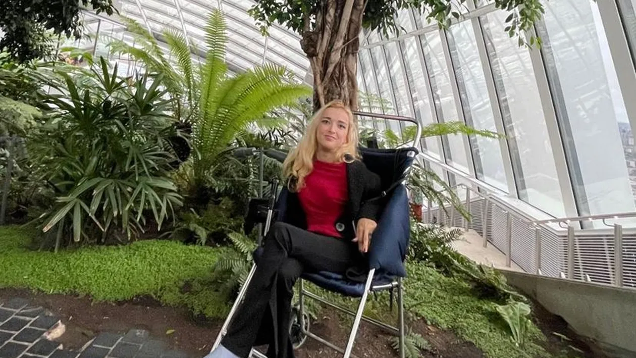 Povestea emoționantă a tinerei cu dizabilități: ”Am scris această carte cu gura și cu nasul!” Detalii incredibile