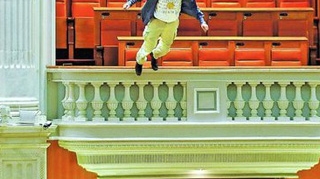 Barbatul care s-a aruncat de la balconul Parlamentului: "Nu am primit nimic din partea autoritatilor dupa ce am incercat sa ma sinucid"