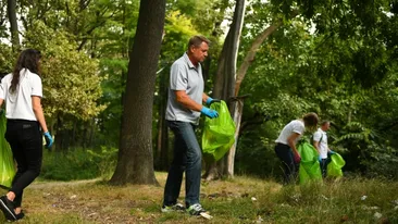 Președintele Iohannis a strâns gunoaie la Cernica: ”Din păcate, noi…”