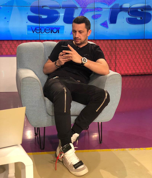 Flick, amendă usturătoare după ce a fost prins cu telefonul la volan