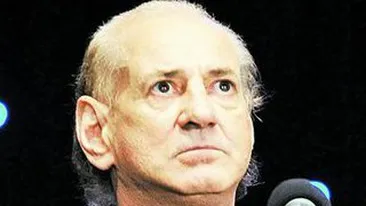 Regele naiului sta intr-o vila de lux pe ulita neasfaltata a satului Cobia. Casa lui Gheorghe Zamfir se vede de la trei kilometri