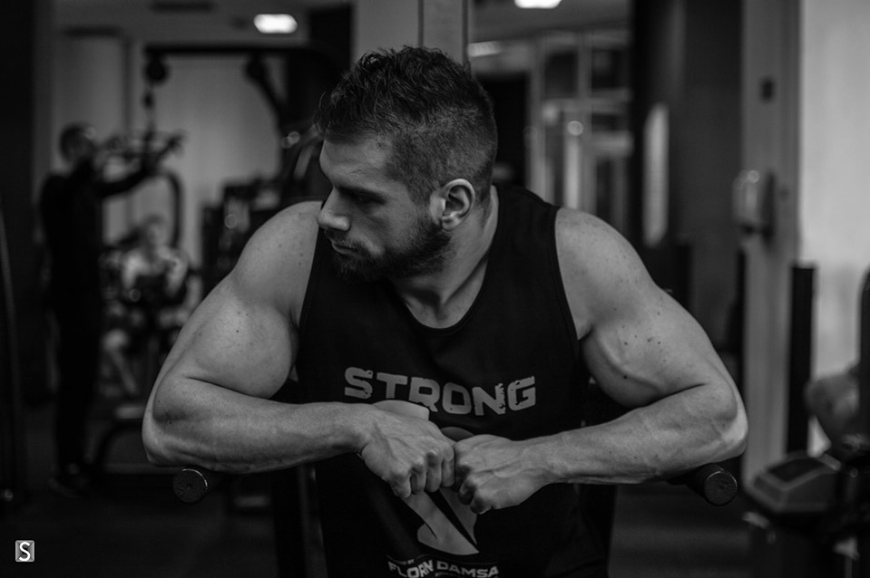 El e culturistul român care se antrenează și-n bucătărie pentru titlul de Mr. Olympia: ”Îmi prinde bine această perioadă!”