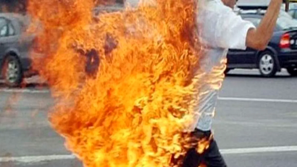 Un bărbat și-a dat foc la intrarea unui parc din Buzău! Are arsuri pe 70% din suprafața corpului