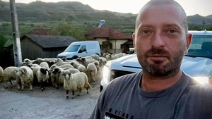 Imagine rară cu Cheloo, făcută publică. Cum arată juratul iUmor în 1998, cu plete și cioc
