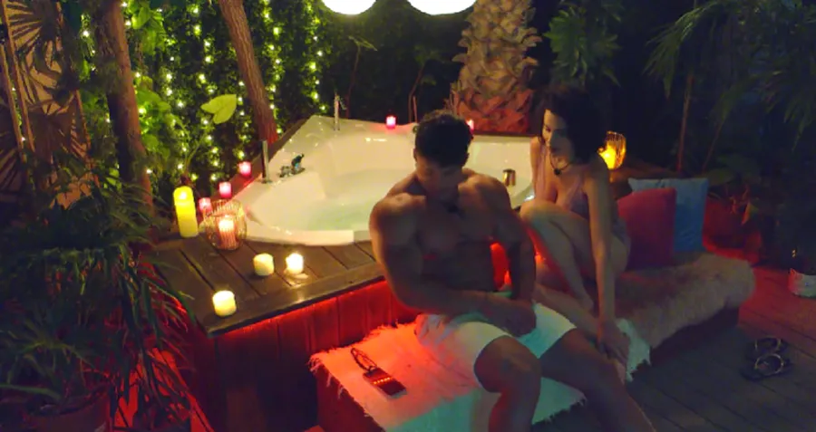 Prima noapte petrecută împreună. Ada și Andrei au inaugurat Hideway/ sursă foto: captură video Voyo