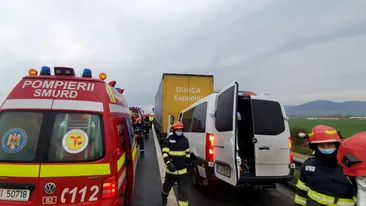 Opt persoane aflate într-o dubă, implicate într-un accident pe A1, în județul Sebeș. FOTO