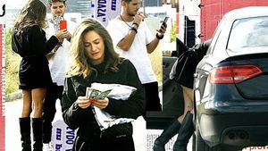 Raluka l-a “agitat” în parcare, cu îmbrățișări și poziții jucăușe,  pe “ex”-ul sexy-asistentei de la Neatza