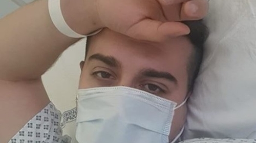 E cumplit! Are 29 de ani și a crezut că lui nu i se poate întâmpla! Mesajul cutremurător: ”Vă rog, stați acasă!”