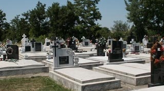 Un adolescent a profanat mai multe morminte din doua cimitire din Bacau! Fura tevi si ornamente din inox pe care apoi le vindea