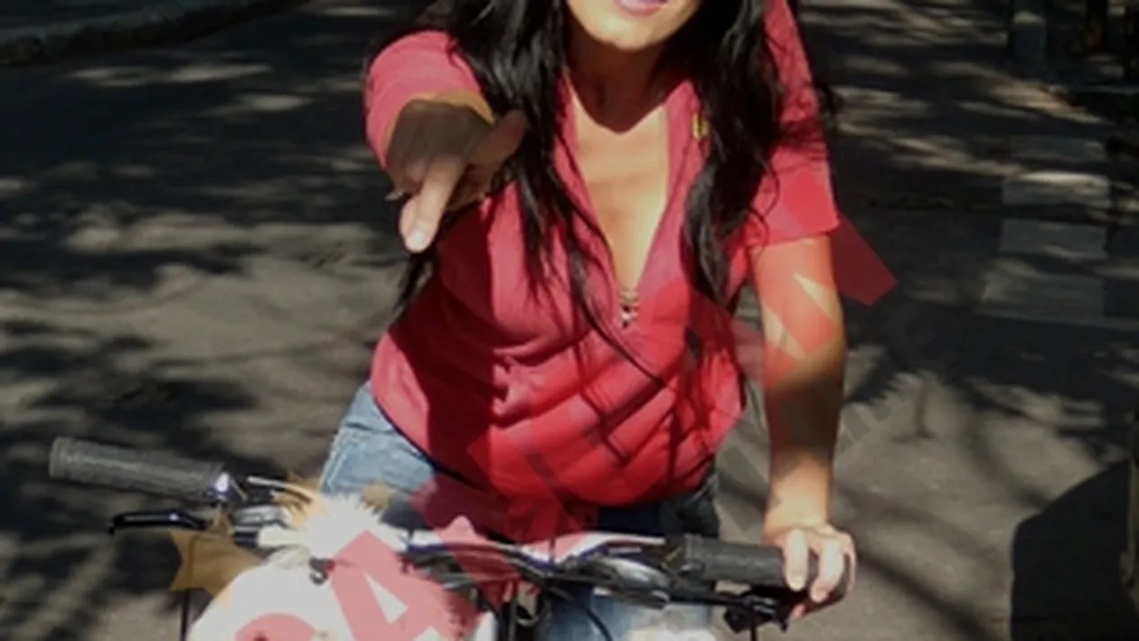 Vacanta cu peripetii! Silvia D la Vegas era sa-si sparga capul si a fost intepata de un arici de mare!