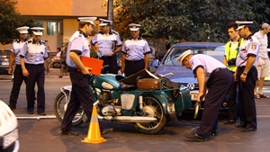 A fost nevoie de 8 politisti pentru a muta din loc o motocicleta implicata intr-un accident! Avea peste 400 de kg!
