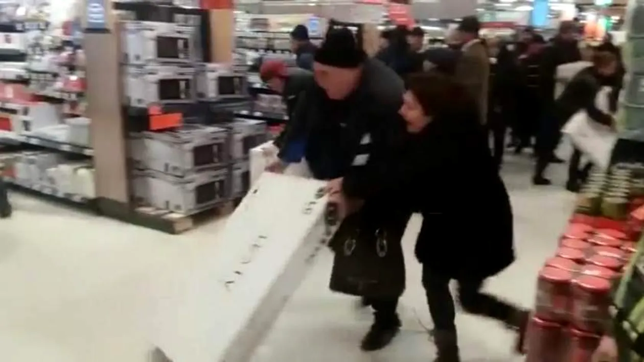 Scene halucinante într-un supermarket din Bacău. S-au bătut, la propriu, pentru televizoare: ”E al meu, e al meu!”