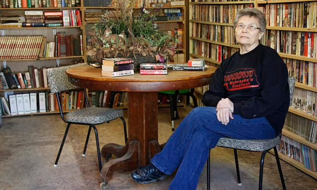 Satul Monowi are un singur locuitor, o femeie de 89 de ani, care îndeplinește funcțiile de primar, bibliotecar, barman, trezorier și șerif/ sursă foto: dailymail