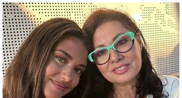 Denise Iacobescu, mama Antoniei, a absolvit facultatea la aproape 60 de ani. Imagini emoționante de la festivitate