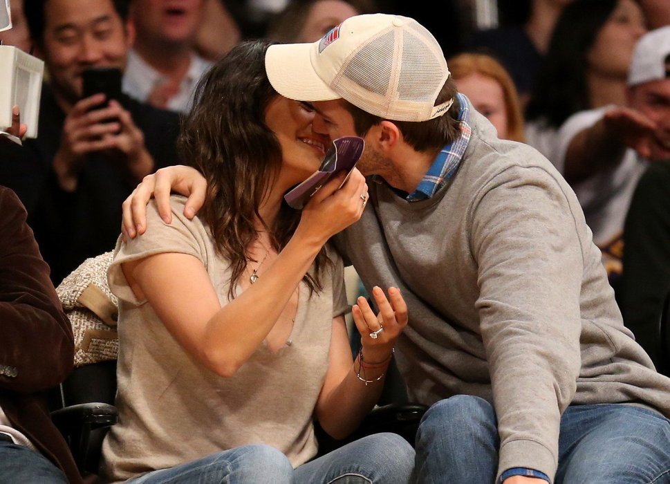 Celebra Mila Kunis a fost întrebată în direct ce face soţul ei pentru a o scoate din minţi şi a dat un răspuns genial şi neaşteptat: „Este un…”