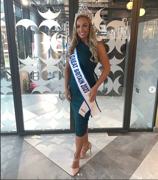 Transformarea uluitoare a unei blonde voluptuoase! A fost părăsită de iubit pentru că era grasă, avea 108 kg, iar acum a ajuns Miss Marea Britanie