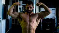 El e culturistul român care se antrenează și-n bucătărie pentru titlul de Mr. Olympia: ”Îmi prinde bine această perioadă!”