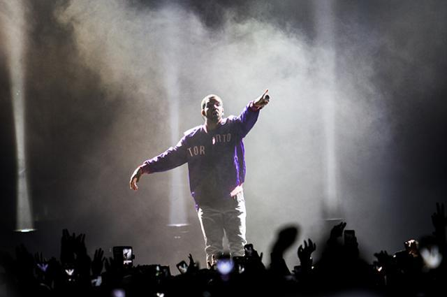 Drake a oprit un concert pentru a-şi certa unul dintre fani! Ce făcea bărbatul de i-a atras atenţia celebrului artist: „Dacă nu te potoleşti…”
