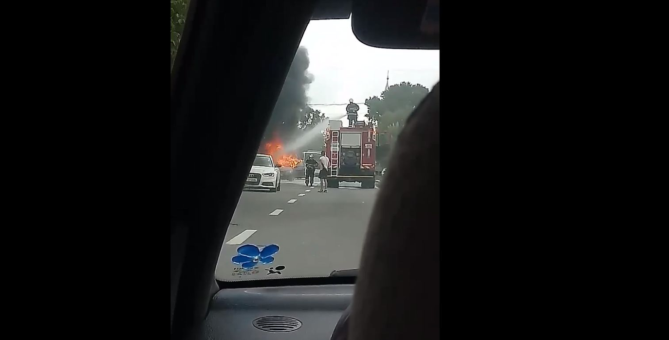 Un BMW a luat foc din senin în centrul Timișoarei!