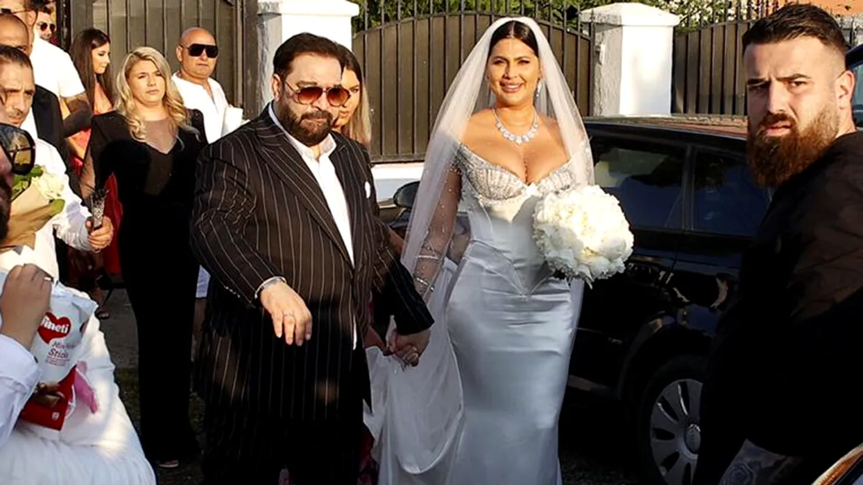 Florin Salam și Roxana Dobre în fața bisericii unde a avut loc cununia religioasă