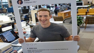 MARK ZUCKERBERG acoperă camera web şi microfonul de la laptop cu bandă