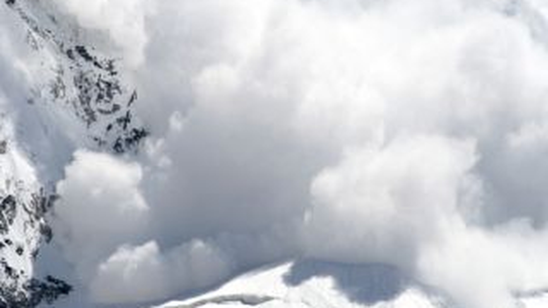 Zece persoane au fost ucise intr-un accident de snowboard, dupa ce au provocat o avalansa