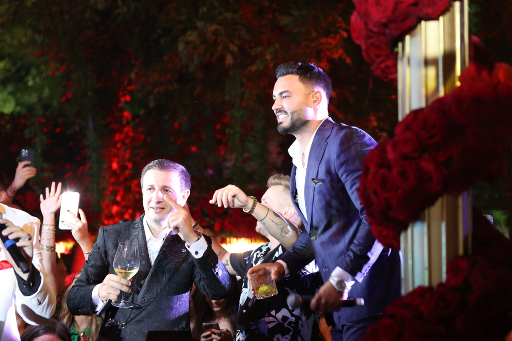 Artiști de top cântă pe mese / (Sursa: CANCAN.RO)