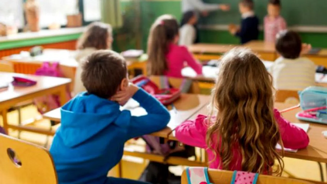 Anunțul ministrului Educației pentru elevii care merg fizic la școală: ”Vor primi măști!”