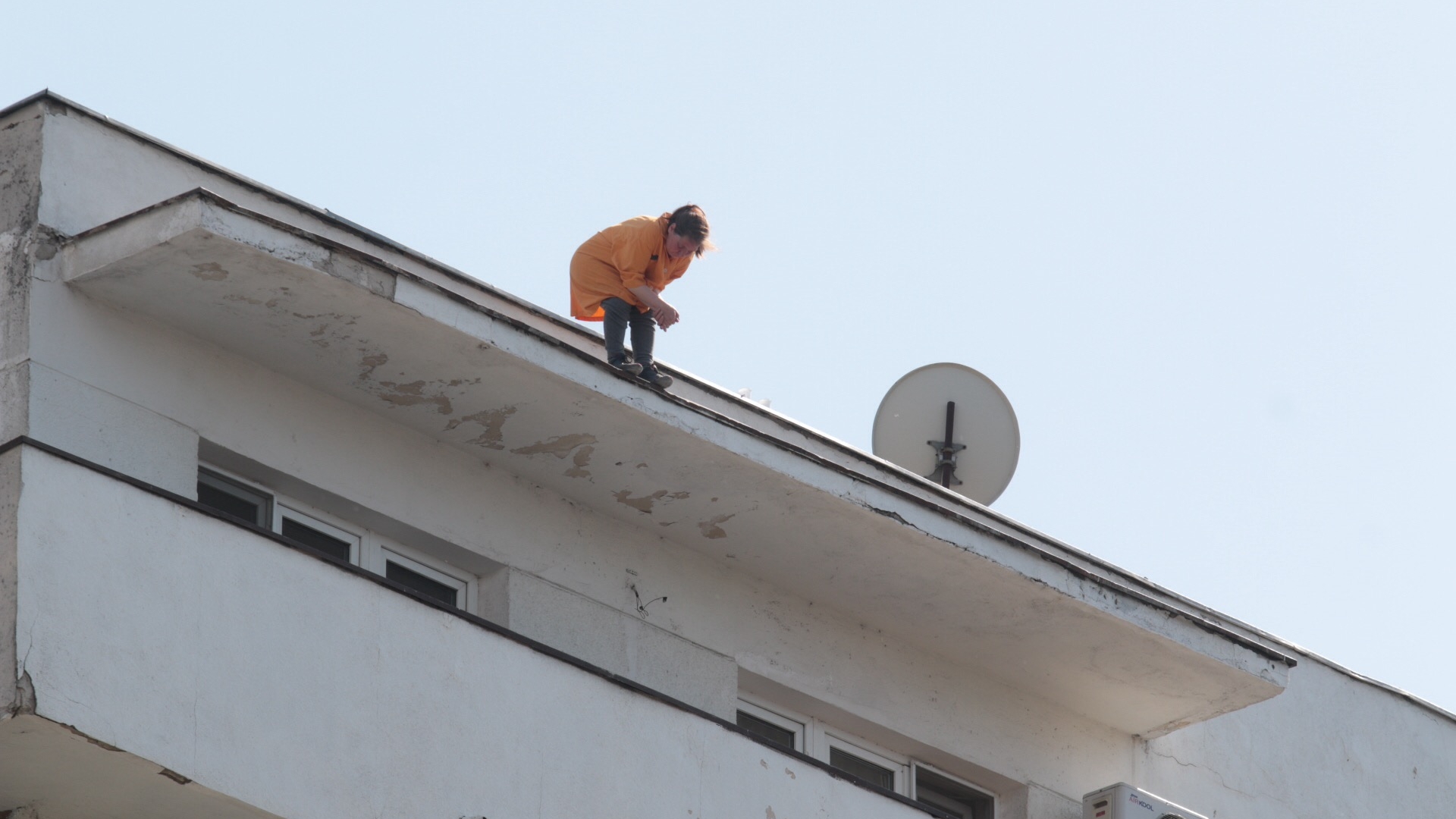 Gest disperat! S-a urcat pe un bloc de pe Calea Victoriei si ameninta ca se arunca in gol