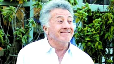 Dustin Hoffman, pus pe sotii. Cu binoclul dupa paparazzi