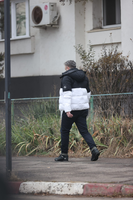 Radu Onișoru se îndreaptă către blocul Simonei/Sursă foto: CANCAN.RO