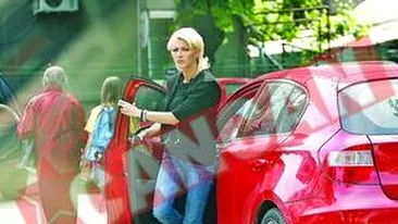 Studentii se Inghesuie la Romano-Americana dupa modelul Elena Basescu