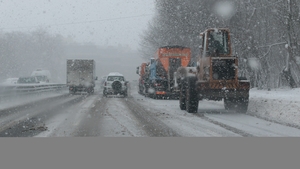 Traficul dat peste cap de condiţiile meteo extreme! Zonele afectate
