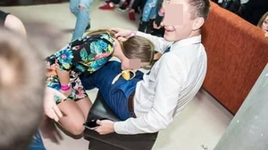 Ce spune directoarea şcolii din Cluj după ce şi-a văzut elevele mimând sexul oral la Balul Bobocilor: „Părinţii ştiu că...”