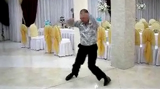 Daca l-ar vedea Gigi Becali l-ar plati sa-l invete miscarile astea! Uite in ce stil se rupe pe muzica un nuntas!