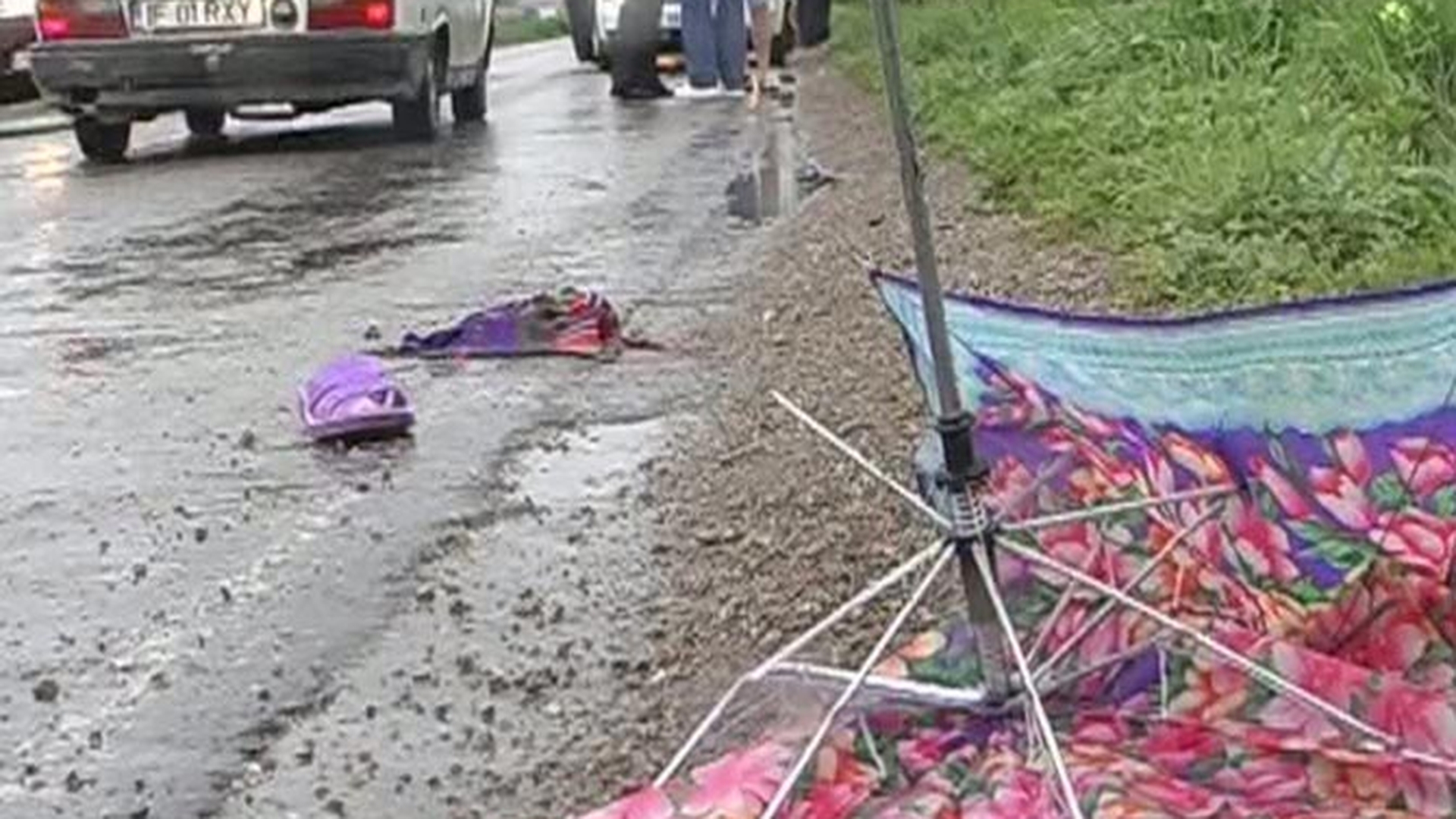 Caz uluitor la Iasi! O batrana de 67 de ani a fost luata pe sus de vant si aruncata in mijlocul strazii, unde a fost lovita de o masina! A murit pe loc!