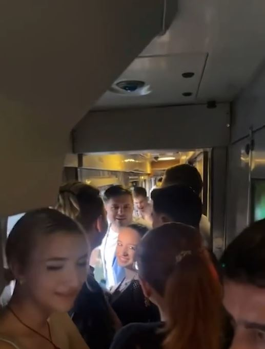 Cum s-a întors Liviu Vârciu de la Beach, Please! Imaginile sunt virale pe TikTok: „Bă, să îmi dai banii pe transport”. VIDEO