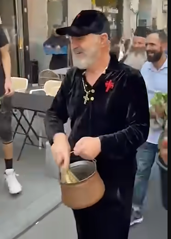 Gigi Becali a sfințit Piața Victoriei după marșul LGBT. Ce a purtat pe umăr tot timpul. Imaginile s-au viralizat
