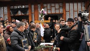 FOTO. Lacrimi și durere. Romeo Tâlmaciu a fost înmormântat. Soția regretatului profesor a leșinat!