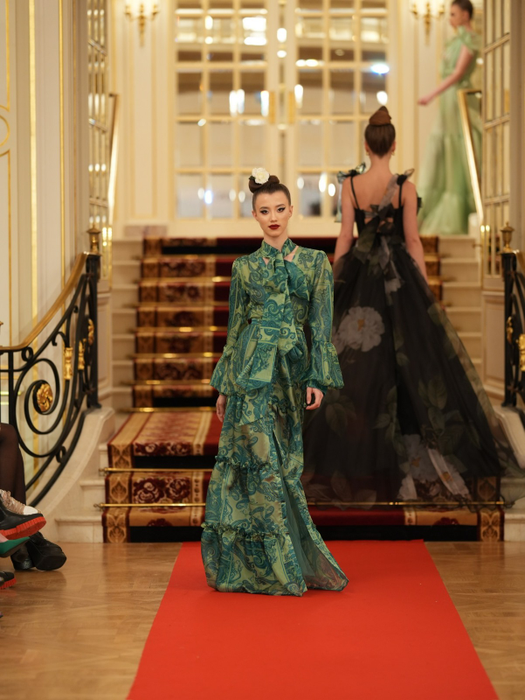 De la umbrele războiului din Ucraina la lumina reflectoarelor internaționale: Povestea Oleksandrei Aleksieienko, modelul ucrainean care organizează Miss Internațional în România