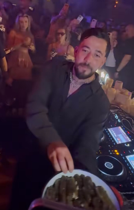 Mahmut Orhan a împărțit sarmale la Nuba! Cel mai viral DJ al momentului a făcut show în Mamaia!