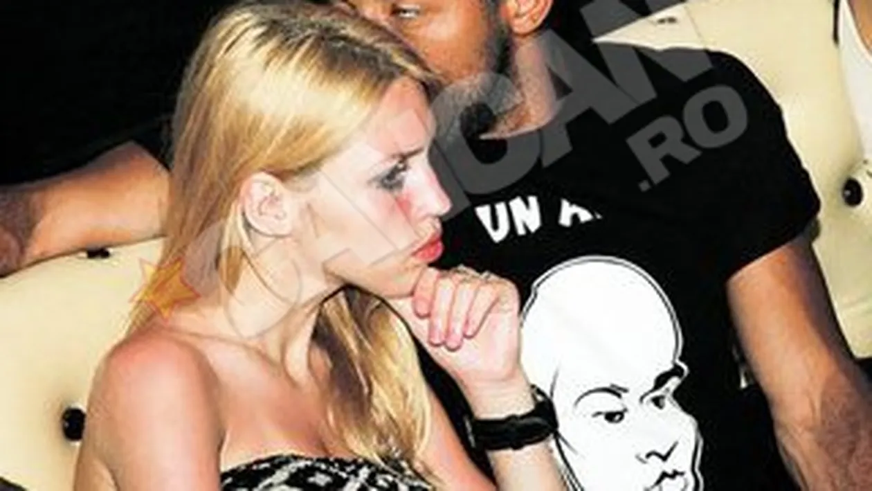 Kamara vrea sa aiba control total asupra noii sale prietene! O tine din scurt