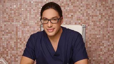 CANCAN.ro a fost din nou pe fază: doctorul Renert Gad a stropit cu şampanie noua relaţie, iar noi avem imaginile în exclusivitate! Winnetou a părăsit-o pe Monica Bîrlădeanu! Esteticianul cu care actriţa a avut o iubire de-o vară s-a distrat cu o sexy-brunetă până la 3 dimineaţa, pe o terasă din Herăstrău
