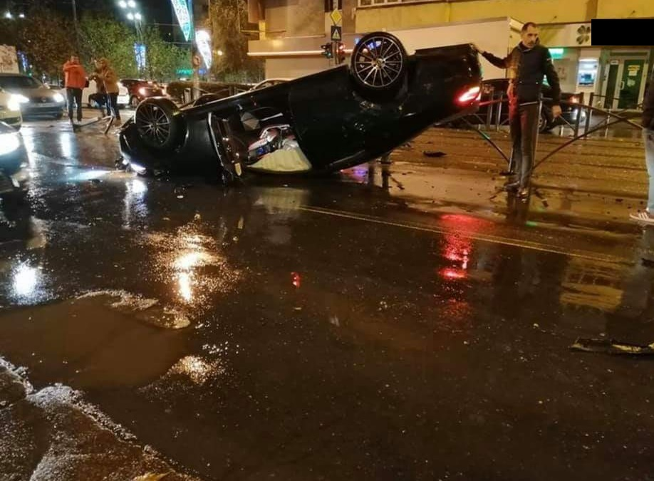 Accident spectaculos în București. Șoferul unui bolid a apăsat puternic pedala de accelerație și s-a răsturnat