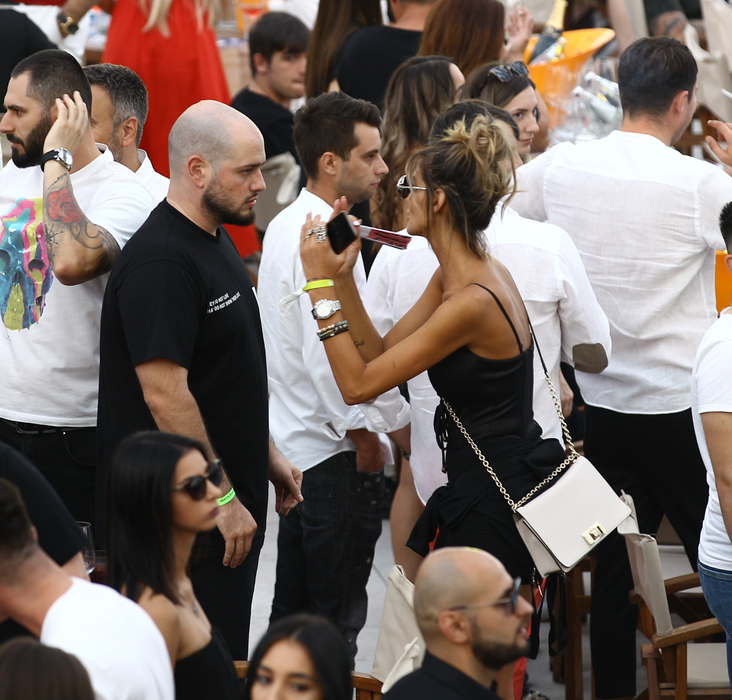 BroMania și sexy-asistenta, discuții în toiul unui super-party