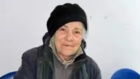 Povestea cutremurătoare a lui Tanti Aurelia, o femeie de 74 de ani care trăiește în gară: „Nu am mâncat, nici nu mai știu de când”