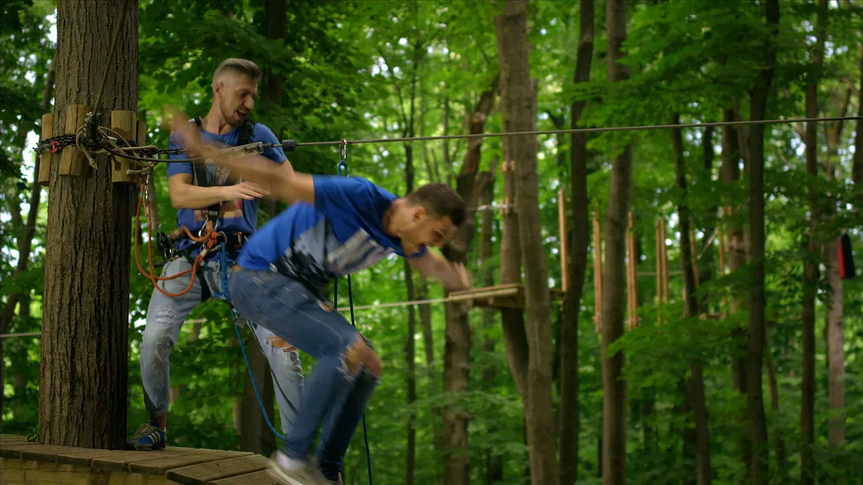 Răzvan Botezatu, aruncat de la înălţime de către Raru! Prezentatorul TV nu se aştepta nicidecum la asta